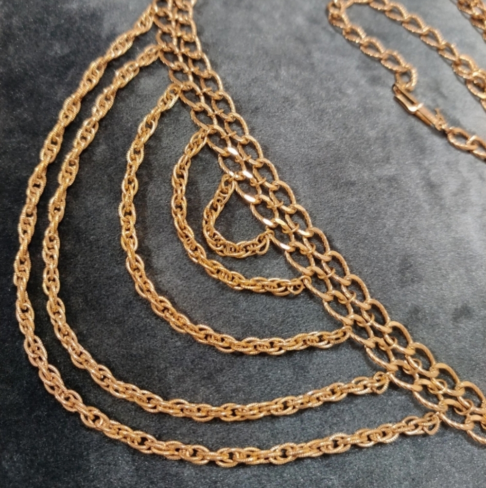 🇨🇦 Vintage Crown Trifari cascade belt in EUC